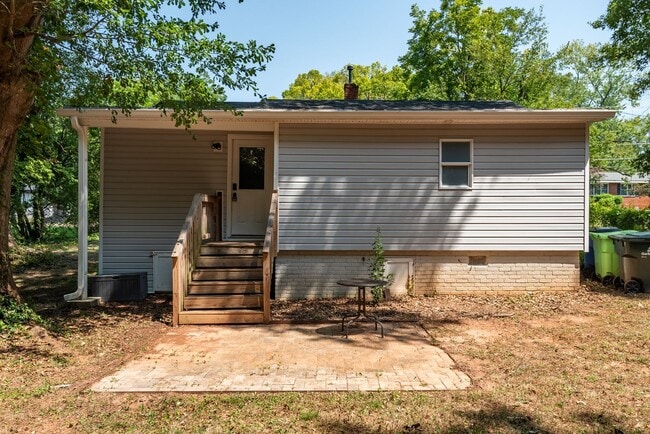 Building Photo - 2 Bedroom Ranch Style Home close to Downtown Raleigh