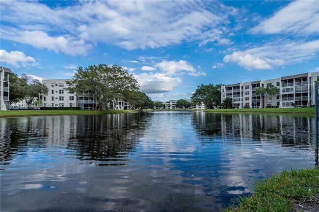 Building Photo - 9340 Lagoon Pl