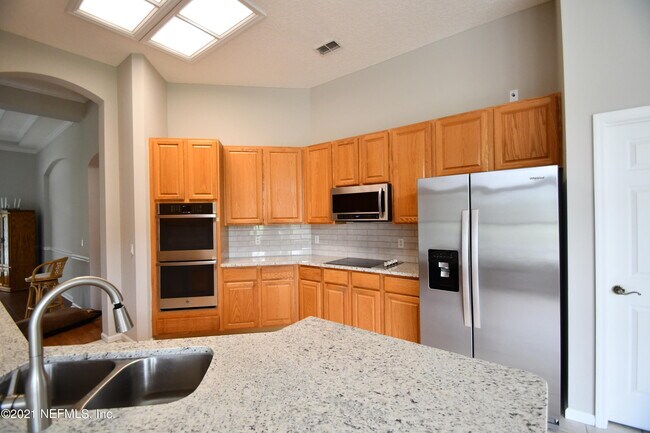 Building Photo - 925 Lotus Ln S