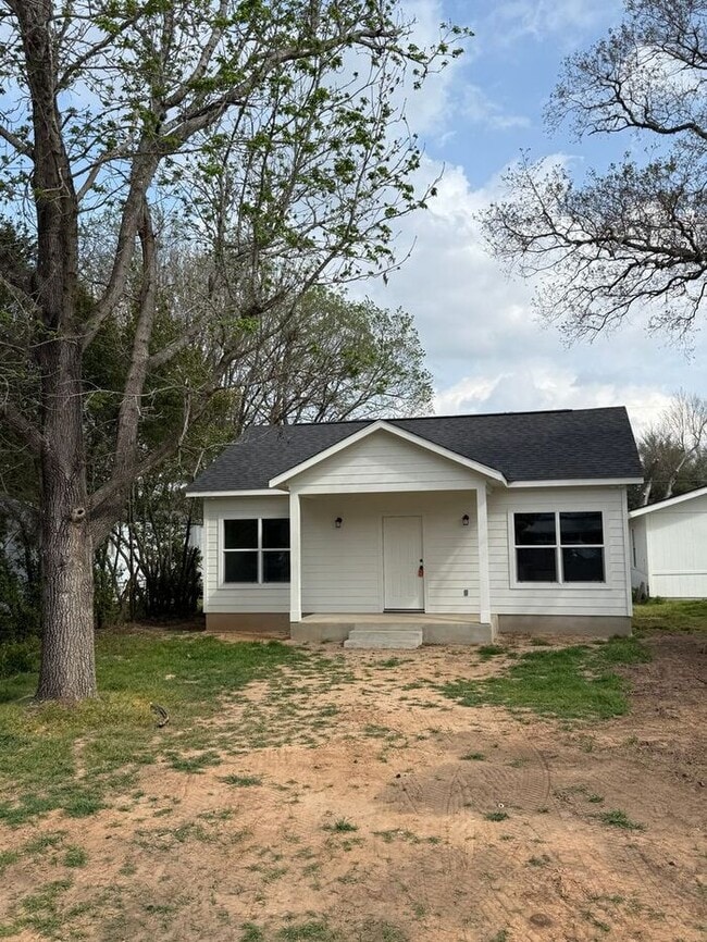 Building Photo - Charming 2 Bedroom / 2 Bath Bungalow