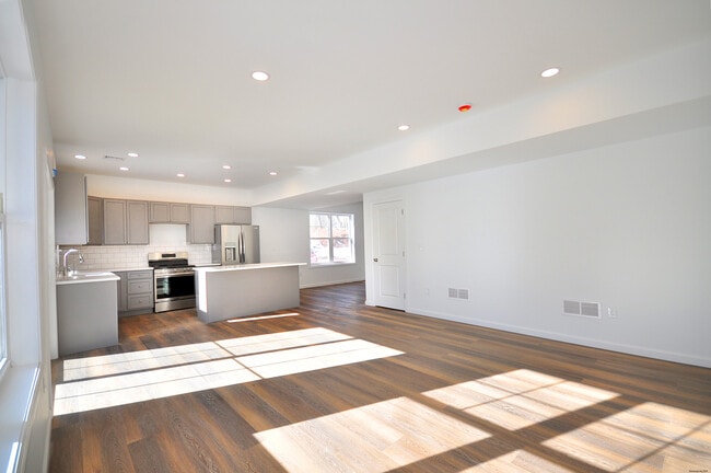 Building Photo - 309 Main St