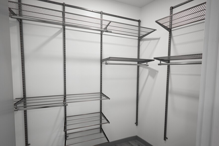 Building Photo - 2929 S La Brea Ave