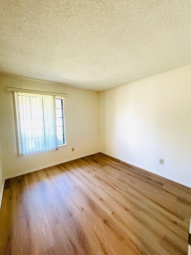 Building Photo - charming 3-bedroom, 2-bathroom home nestle...