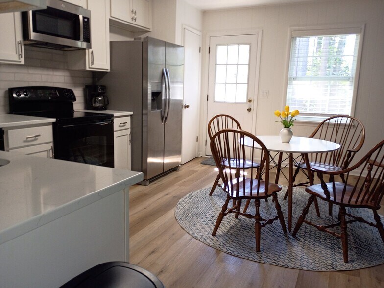 Building Photo - 906 E Magnolia Ave