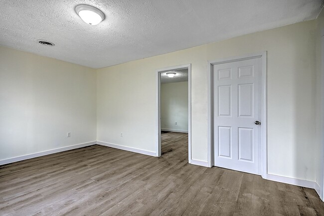 Building Photo - 4 Bedrooms 3 Baths Bristol TN