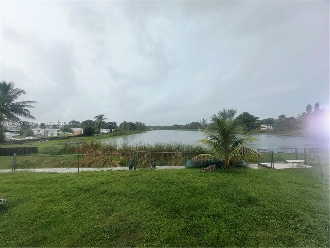 Building Photo - 3082 Hibiscus Cir