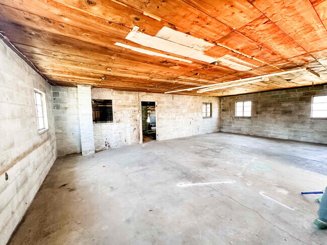 Building Photo - 1540 Lake Howard Dr