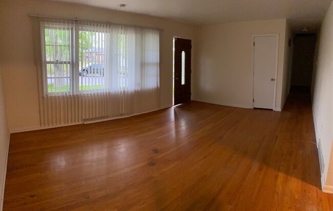 Building Photo - 3 bedroom single family home with huge bon...