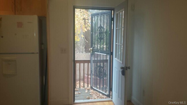 Building Photo - 622 S 6th Ave