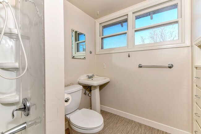Building Photo - Coveted Northend Location! Spacious 5 bedr...