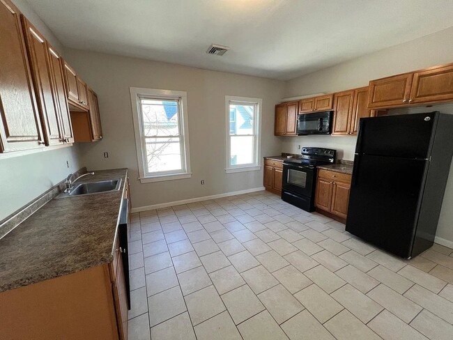 Building Photo - 13 Winthrop St