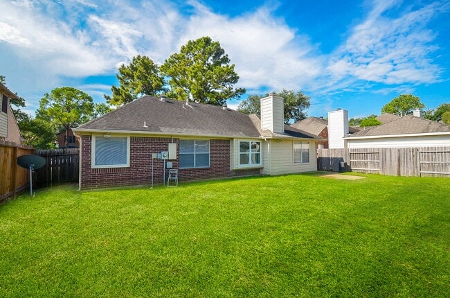 Building Photo - 20430 Drakewood Dr