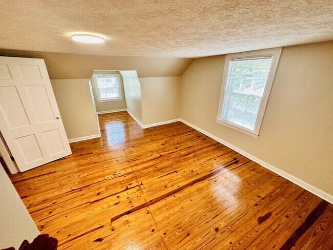 Building Photo - Wonderful 3BR/2.5BA in Hendersonville!