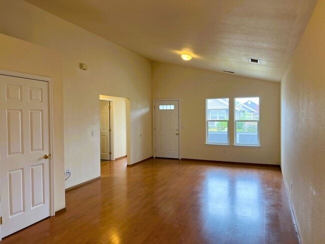 Building Photo - Spacious 3-bed 2-bath home with attached g...