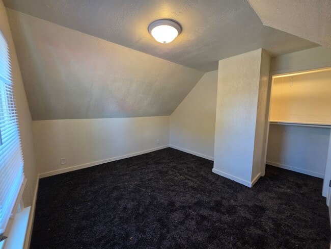 Building Photo - 940 W Weiland Ave