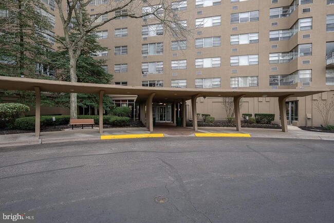 Building Photo - 1030 E Lancaster Ave