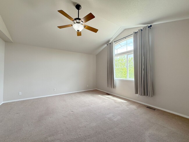 Building Photo - Rare Mountain View Gem for Rent in Erie!