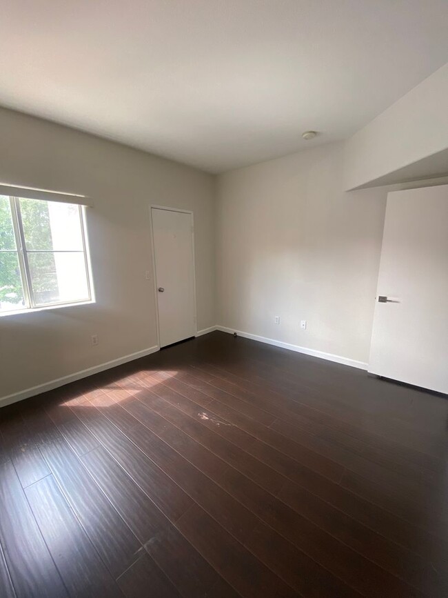 Building Photo - Nicely upgraded 1 bedroom on the South Strip