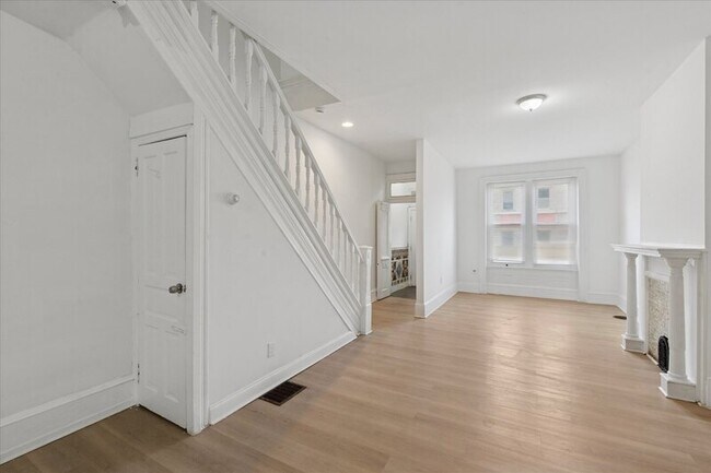 Building Photo - 2054 W Glenwood Ave