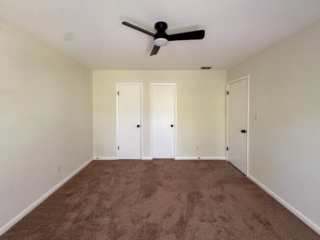 Building Photo - Beautifully Updated 3 Bed 2 Bath Home