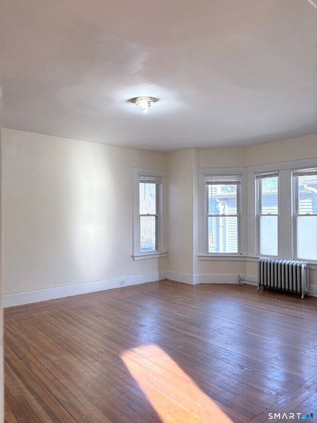 Building Photo - 733 Elm St