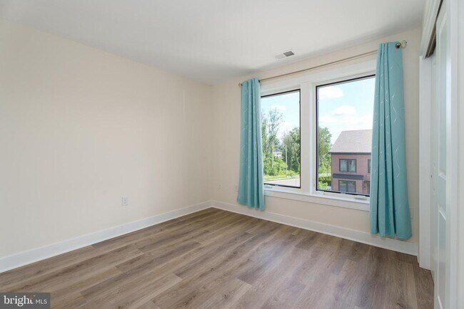 Building Photo - 3 E Hartwick Dr