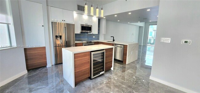 Primary Photo - 2146 Van Buren St