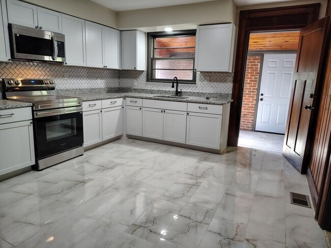 Building Photo - 3 Bed, 1.5 Bath home– Move-In Ready!