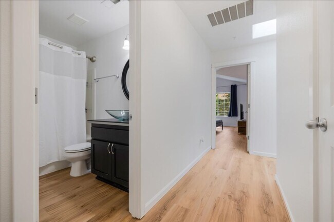 Building Photo - Crisp, Updated Townhome Near Nike & Shopping