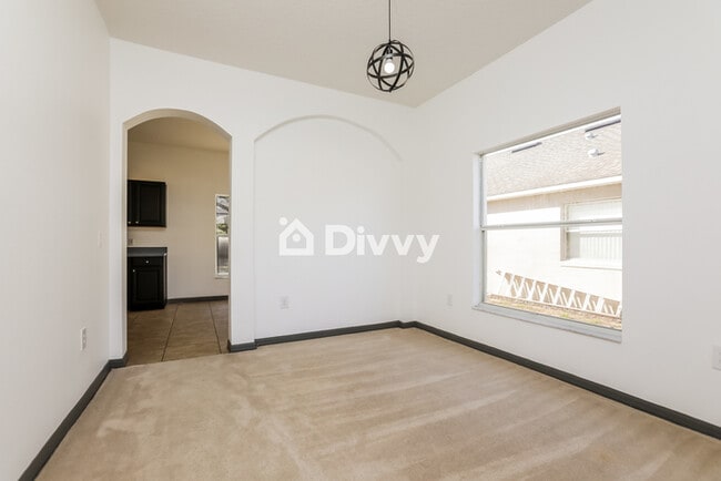 Building Photo - 831 Balmoral Dr