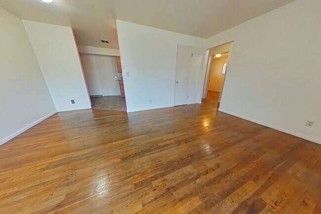 Building Photo - 2 Bedroom Duplex ~ Close to Campus