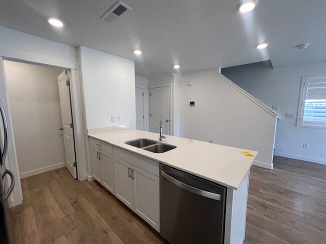 Building Photo - Flexible lease terms!