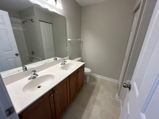 Building Photo - 4 Bedroom | 3.5 Bedroom Raleigh Townhome