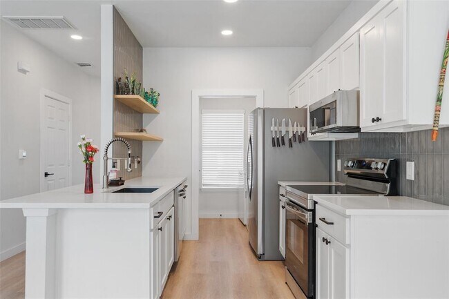 Building Photo - 3413 Blumie St