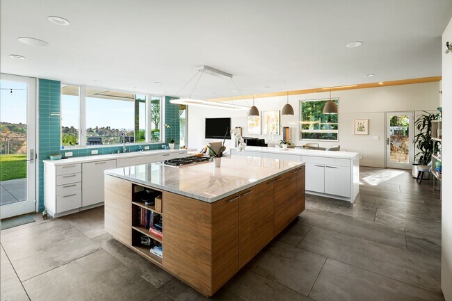 Building Photo - 2344 Banyan Dr