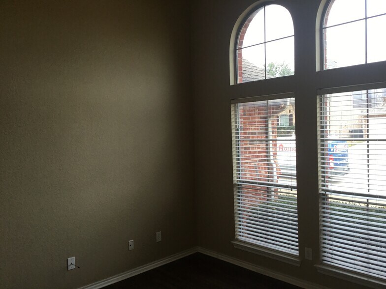 Building Photo - 4112 Chloe Ln