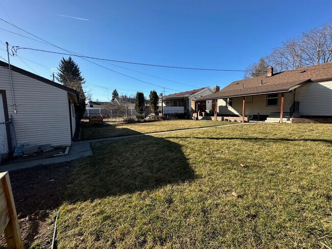 Building Photo - Dont Miss this 3 Bedroom 2 Bath Shadle Rancher