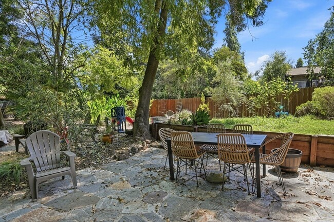 Building Photo - Beautiful Spacious 3-bedroom 2-Bath in Oakland!