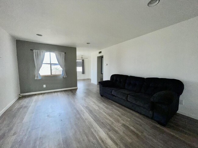 Building Photo - One bedroom one bath condo with garage, $8...