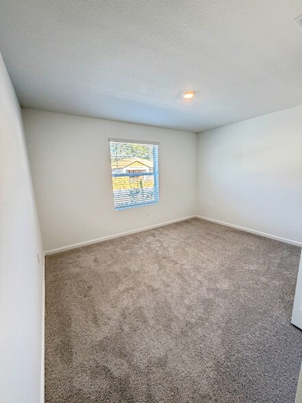 Building Photo - 4212 SW 82nd Ln