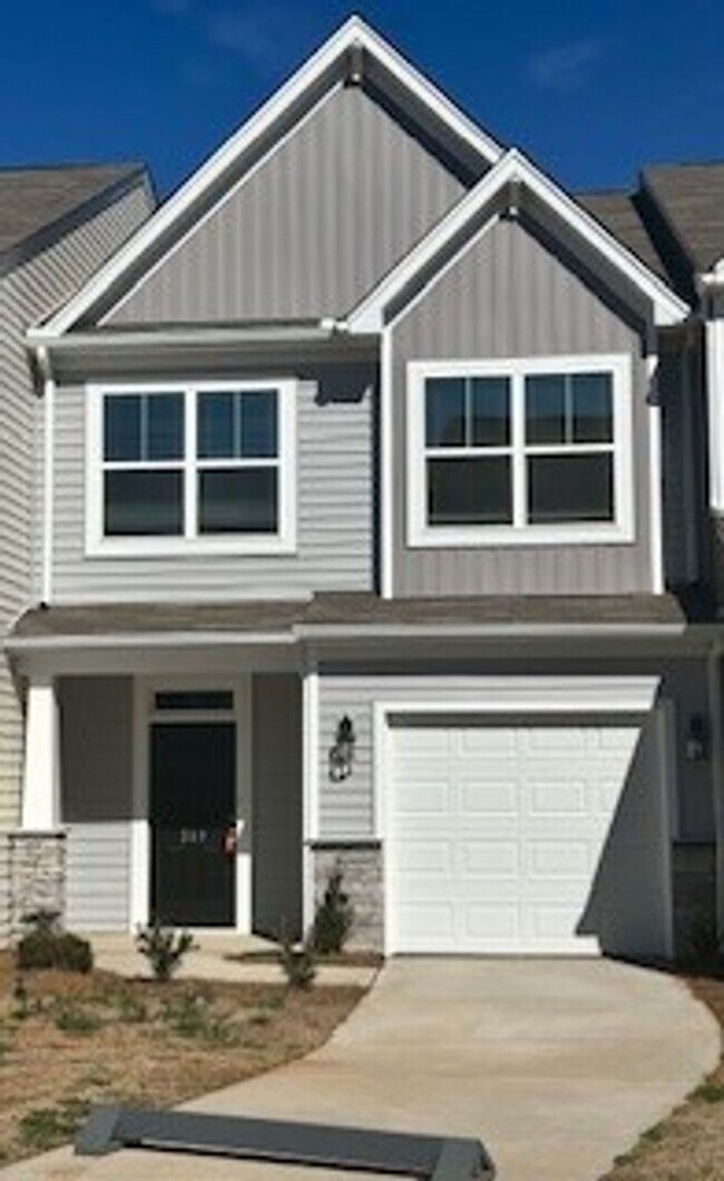Building Photo - Stunning new 3-bedroom townhouse now available in Powdersville, SC!