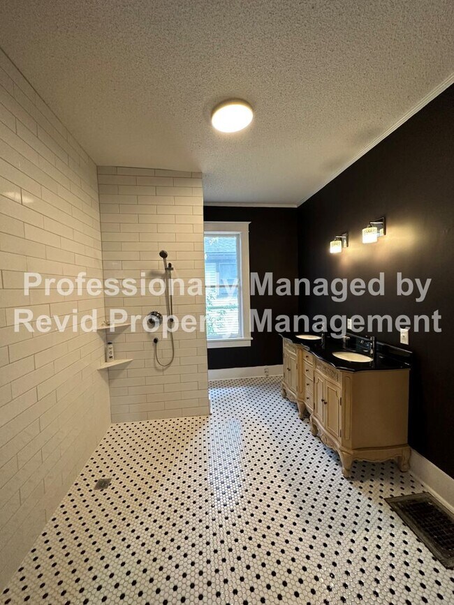 Building Photo - Updated 3 bedroom 3 bathroom home in Coope...