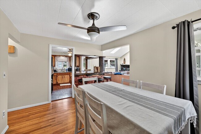Building Photo - Spacious 4 BR/2BA home corner-lot in Warwi...