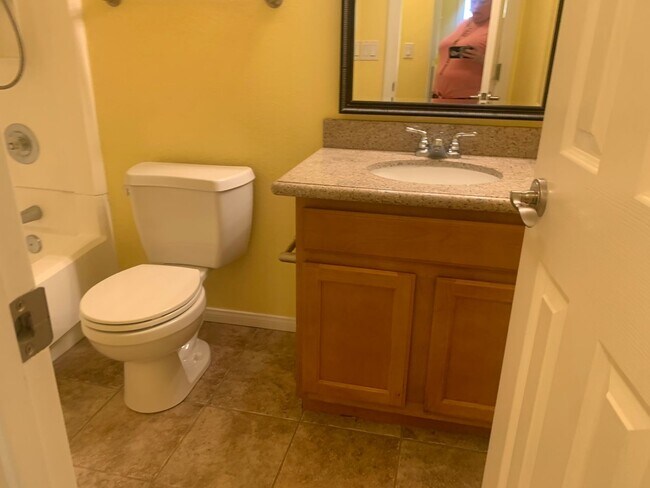 Building Photo - Beautiful upstairs condo with Washer and D...