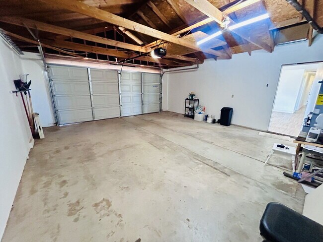 Building Photo - Beautiful 4 Bedroom House for rent in South Joshua Tree