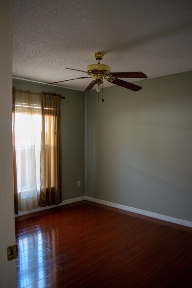 Building Photo - 4119 Forest Island Dr
