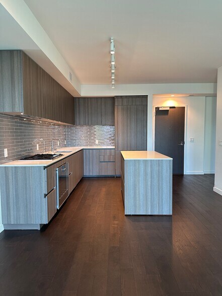 Building Photo - 1000 3rd St