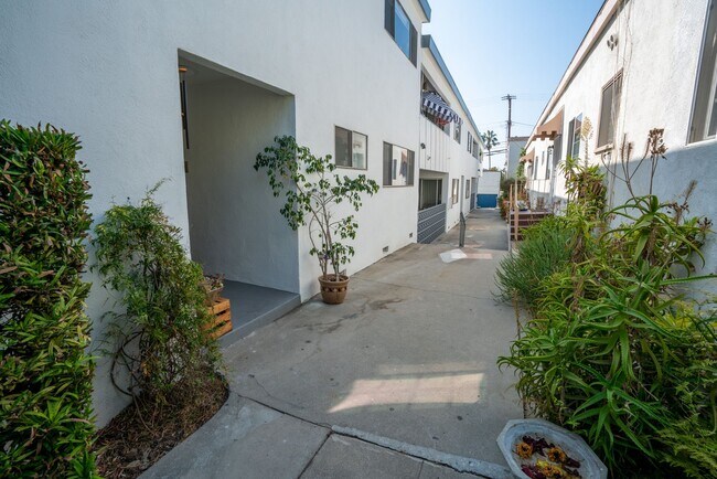 Building Photo - 1110 20th St