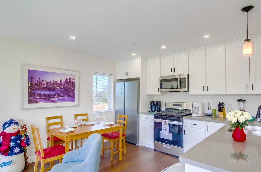 Building Photo - 116 E 22nd St