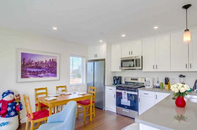 Building Photo - 116 E 22nd St